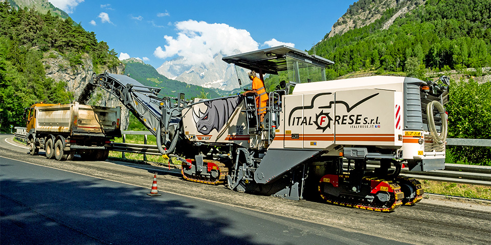 De Wirtgen W 220 freest het wegdek aan de voet van de Mont Blanc in de helft van de tijd