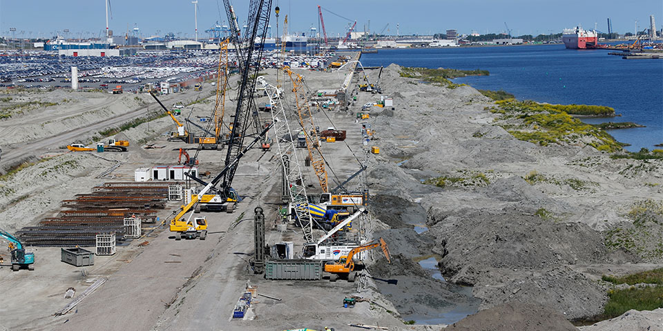 Indrukwekkende kaaimuur vormt sluitstuk grootste havendok van Zeebrugge