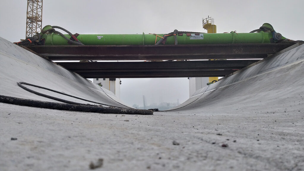Bijzonder transport over water: Enorme betonnen drempel voor stormvloedkering van Kallo naar Nieuwpoort