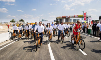 Een-delegatie-van-alle-partners-fietste-als-eerste-over-de-nieuwe-tijdelijke-weg.-©DMOW